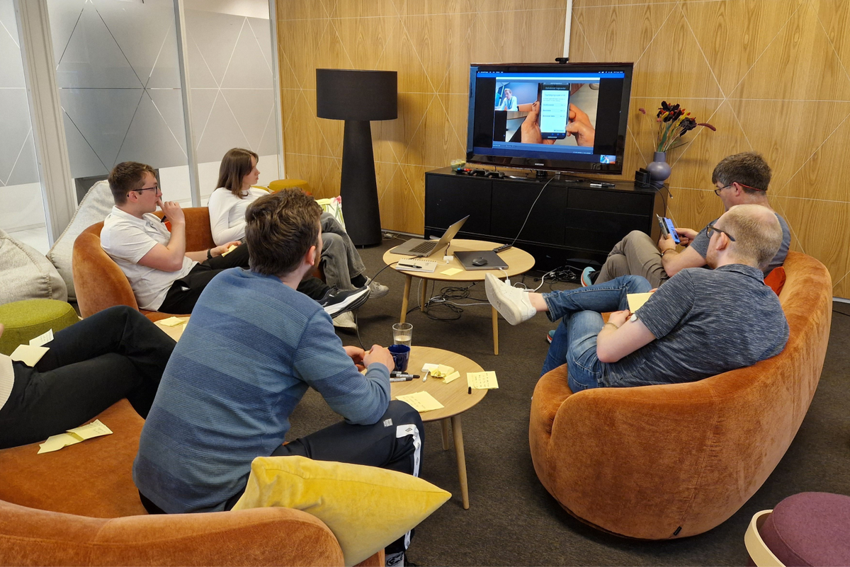 Gruppe mennesker foran en tv