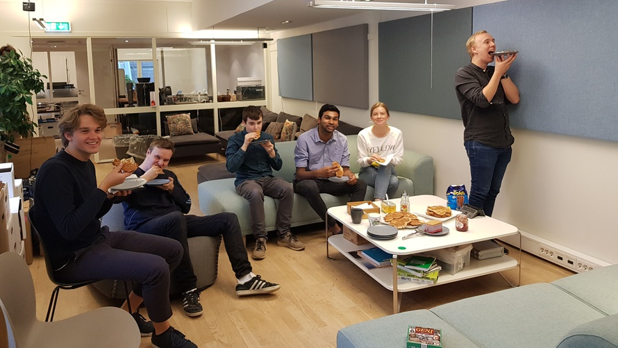 Alle studentene spiser vafler i sofaen på Kantega