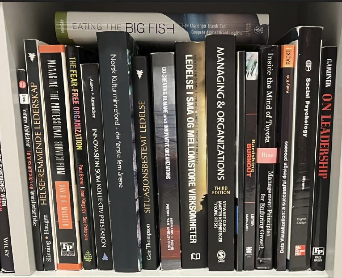 Bilde av bokhylle med svarte bøker