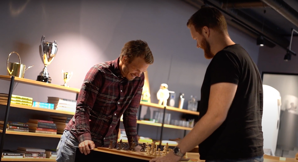 Bilde av 2 ansatte i Kantega som spiller sjakk