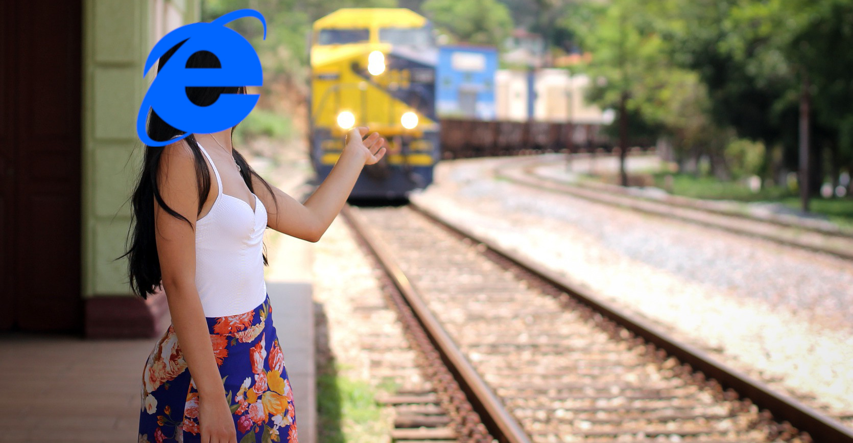 En dame med Internet Explorer-ikonet i ansiktet, gir signal til et tog at det skal stoppe for henne.