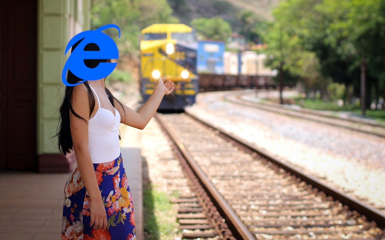 En dame med Internet Explorer-ikonet i ansiktet, gir signal til et tog at det skal stoppe for henne.