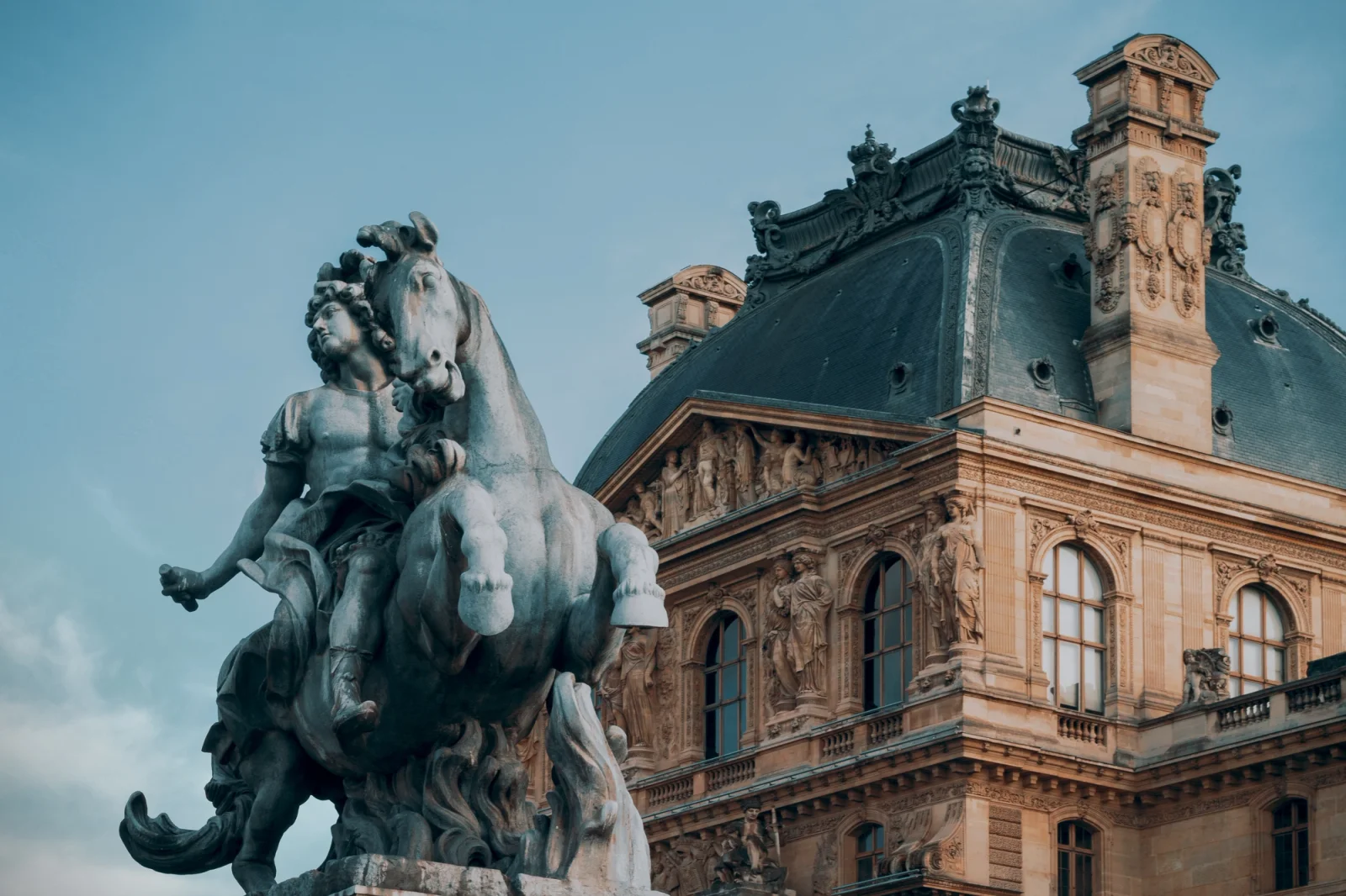 Photo Louvre Museum and Pyramid Paris