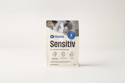 Påse med kattmat FirstVet Sensitiv i 2 kg. På foderpåsen är en vit katt och blåa detaljer. 