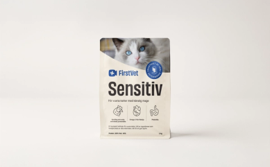 Påse med kattmat FirstVet Sensitiv i 2 kg. På foderpåsen är en vit katt och blåa detaljer.