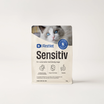 Påse med kattmat FirstVet Sensitiv i 2 kg. På foderpåsen är en vit katt och blåa detaljer.