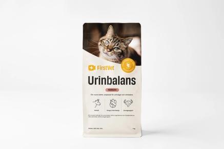 Påse med kattmaten FirstVet Urinbalans 7 kg. Med en bild på en fläckig katt. Påsen har gula detaljer. 