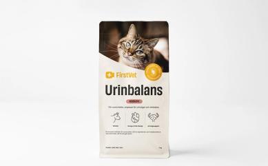 Påse med kattmaten FirstVet Urinbalans 7 kg. Med en bild på en fläckig katt. Påsen har gula detaljer.
