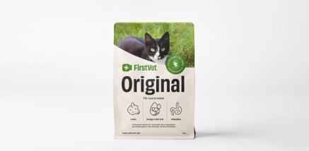 En liten påse, 2 kg med FirstVet Original Lamm för katt