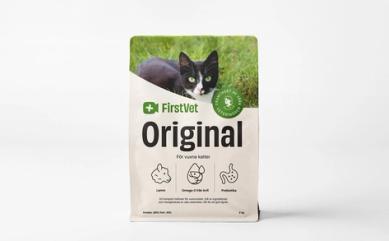 En liten påse, 2 kg med FirstVet Original Lamm för katt
