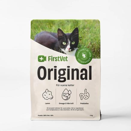 En liten påse, 2 kg med FirstVet Original Lamm för katt
