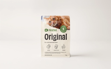 Produktbild mot vit bakgrund med kattfoder FirstVet Original 3 kg