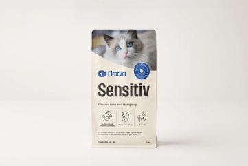Påse med kattmaten FirstVet Sensitiv 7 kg. Vit katt på påsen med blåa detaljer. 