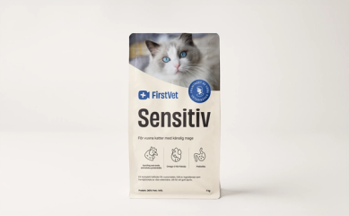 Påse med kattmaten FirstVet Sensitiv 7 kg. Vit katt på påsen med blåa detaljer.