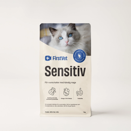 Påse med kattmaten FirstVet Sensitiv 7 kg. Vit katt på påsen med blåa detaljer.