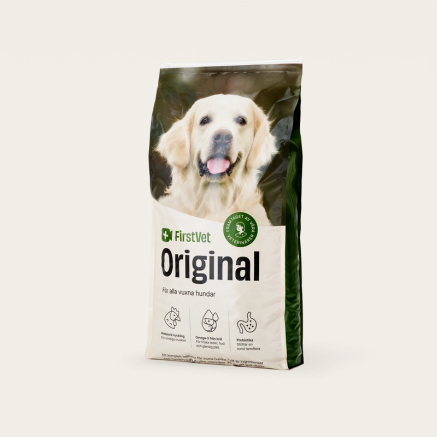 Förpackning med hundmat från märket FirstVet, med bild på en glad golden retriever på framsidan.