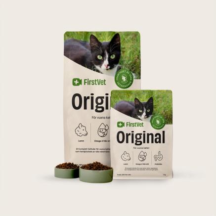 Två påsar, 2 respektive 7 kg med FirstVet Original Lamm för katt