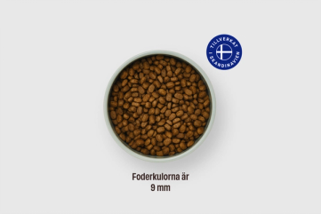 Skål med hundfoderkulor, texten under skålen lyder 'Foderkulorna är 9 mm'