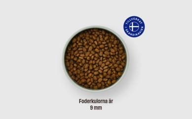 Skål med hundfoderkulor, texten under skålen lyder 'Foderkulorna är 9 mm'