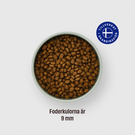 Skål med hundfoderkulor, texten under skålen lyder 'Foderkulorna är 9 mm'