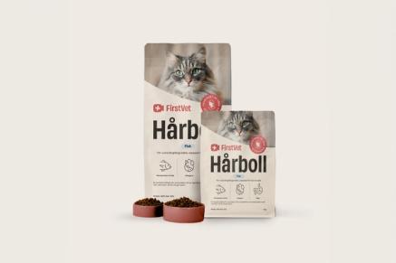 Påsar med kattmat från FirstVet Hårboll. Med rosa, fyllda matskålar framför. 
