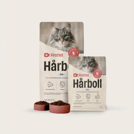 Påsar med kattmat från FirstVet Hårboll. Med rosa, fyllda matskålar framför.