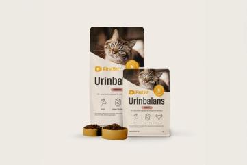 Påsar med kattmat från FirstVet Urinbalans. Med gula, fyllda matskålar framför. 