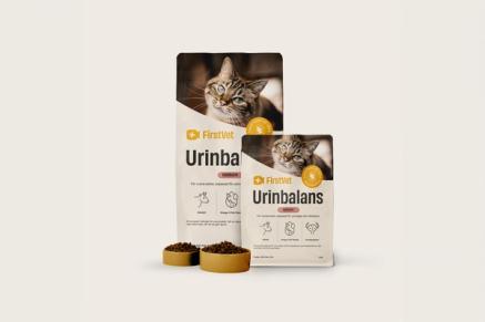 Påsar med kattmat från FirstVet Urinbalans. Med gula, fyllda matskålar framför. 
