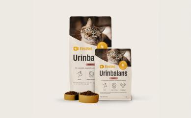 Påsar med kattmat från FirstVet Urinbalans. Med gula, fyllda matskålar framför.