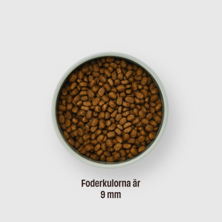 Skål med hundfoderkulor, texten under skålen lyder 'Foderkulorna är 9 mm'.