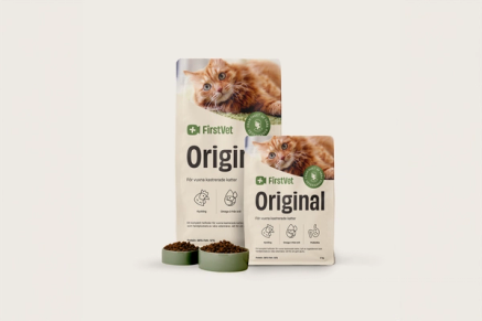 Påsar med kattfoder av FirstVet Original och matskålar