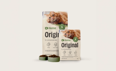 Påsar med kattfoder av FirstVet Original och matskålar