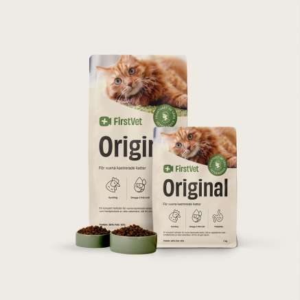 Påsar med kattfoder av FirstVet Original och matskålar