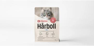 Påse med kattmat FirstVet Hårboll i 2 kg. På foderpåsen är en vit katt och rosa detaljer. 