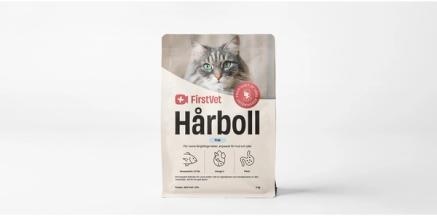 Påse med kattmat FirstVet Hårboll i 2 kg. På foderpåsen är en vit katt och rosa detaljer. 