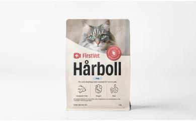 Påse med kattmat FirstVet Hårboll i 2 kg. På foderpåsen är en vit katt och rosa detaljer.