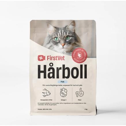 Påse med kattmat FirstVet Hårboll i 2 kg. På foderpåsen är en vit katt och rosa detaljer.