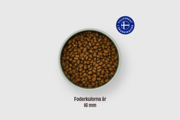Bilden visar en matskål med foder i. Foderkulorna är 16 mm. 