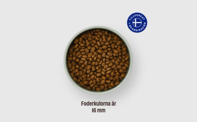 Bilden visar en matskål med foder i. Foderkulorna är 16 mm.