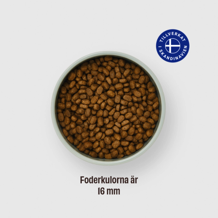 Bilden visar en matskål med foder i. Foderkulorna är 16 mm.