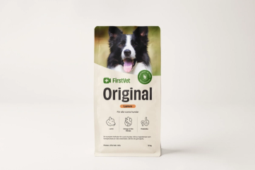 Förpackning med hundmat från märket FirstVet, med bild på en glad border collie på framsidan.