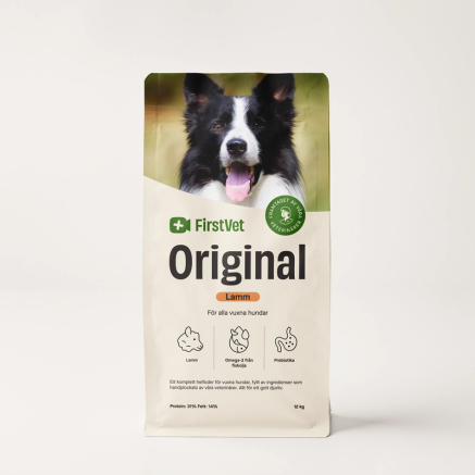 Förpackning med hundmat från märket FirstVet, med bild på en glad border collie på framsidan.