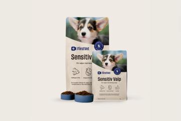 En bild av 3 kg och 12 kg påsen av FirstVet Sensitiv Valp