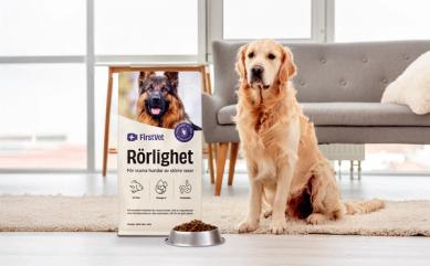 En golden retriever bredvid en påse av hundmaten "Rörlighet" från FirstVet