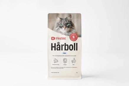 Påse med kattmaten FirstVet Hårboll 7 kg. Vit katt på påsen med rosa detaljer. 