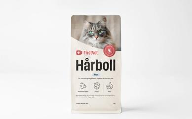 Påse med kattmaten FirstVet Hårboll 7 kg. Vit katt på påsen med rosa detaljer.