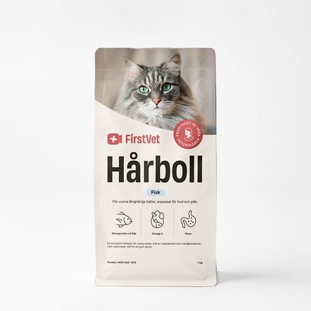 Påse med kattmaten FirstVet Hårboll 7 kg. Vit katt på påsen med rosa detaljer.