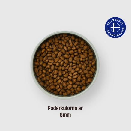 Matskål med kattfoder. Foderkulorna är 6-7 mm stora.