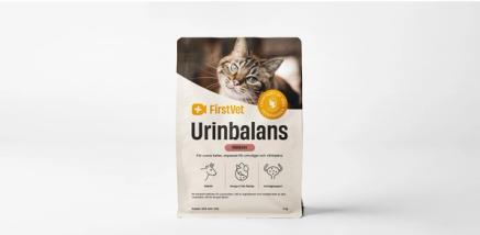 Påse med kattmaten FirstVet Urinbalans 2 kg. Påsen har en bild på en fläckig katt och gula detaljer.
