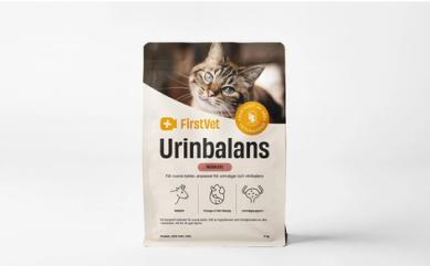 Påse med kattmaten FirstVet Urinbalans 2 kg. Påsen har en bild på en fläckig katt och gula detaljer.